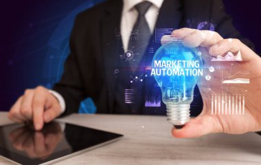 Elinde ampul tutan bir iş adamı, yeni iş konsepti