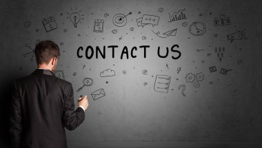 İş adamı yaratıcı bir fikir çiziyor.