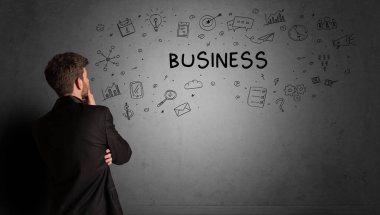 İş adamı yaratıcı bir fikir çiziyor.