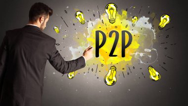 Adam renkli ampul çiziyor.