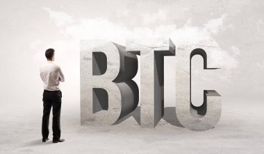 Kısaltmanın önünde duran bir iş adamının arka görünüşü