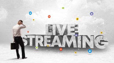 Sosyal medyanın önünde duran genç işadamı