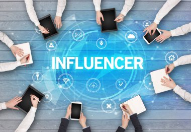 Bir grup insan toplantı yapıyor.