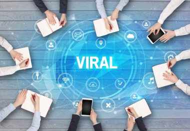 Bir grup insan toplantı yapıyor.