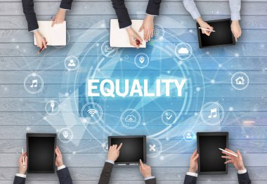 Bir grup insan toplantı yapıyor.