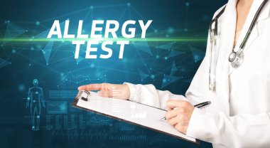 Doktor panoya notlar yazıyor, tıbbi teşhis konsepti.