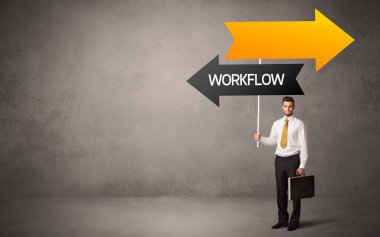 Gündelik trafik levhasındaki genç iş adamı.