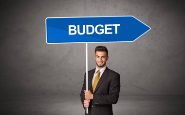 Gündelik trafik levhasındaki genç iş adamı.