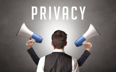 Üzerinde yazı olan bir iş adamının arka görünüşü