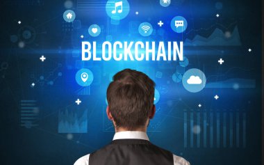 Bir iş adamının arkadan görünüşü