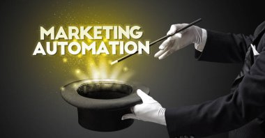 Sihirbaz sihir numarası yapıyor.