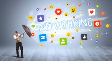 Sosyal medyadan şemsiyeyle savunma yapan iş adamı