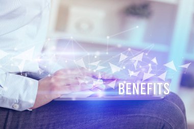 Tablet kullanarak elleri kapat