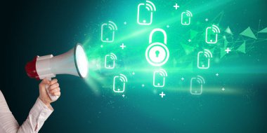 Megafonla ve teknolojiyle ilgili ikona sahip genç kişi