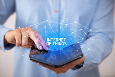 Katlanabilir akıllı telefonu olan bir iş adamı, yeni teknoloji konsepti