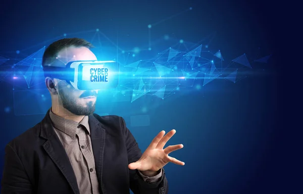 Affärsman tittar igenom Virtual Reality glasögon, virtuell säkerhet koncept — Stockfoto