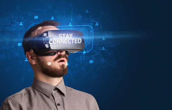 Empresário olhando através de óculos de realidade virtual, conceito de mídia social — Fotografia de Stock