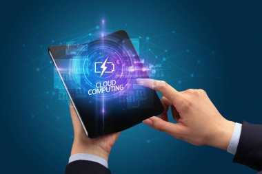 İş adamı katlanabilir bir akıllı telefon tutuyor, teknoloji konsepti