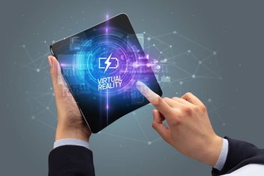 İş adamı katlanabilir bir akıllı telefon tutuyor, teknoloji konsepti