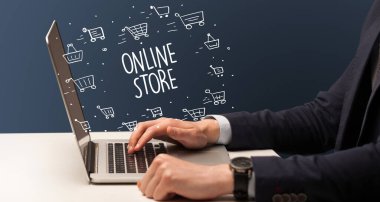 Dizüstü bilgisayar ve e-ticaret konsepti üzerinde çalışan bir iş adamı