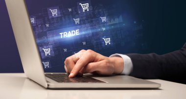 Dizüstü bilgisayarda çalışan iş adamı