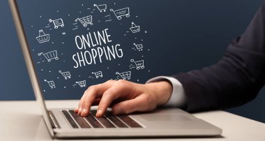 Dizüstü bilgisayar ve e-ticaret konsepti üzerinde çalışan bir iş adamı