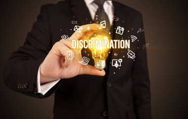 Elinde ampul tutan bir iş adamı, sosyal medya kavramı