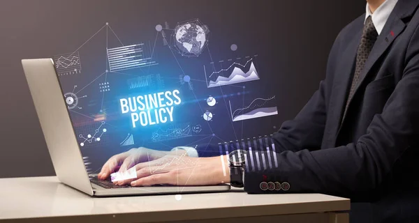 Uomo d'affari che lavora su laptop, concetto di business — Foto Stock
