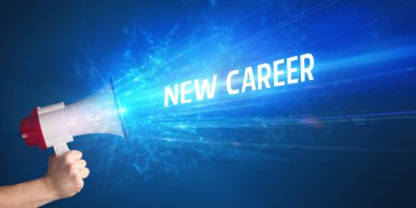 Hoparlörde bağıran genç.