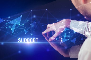 İş adamı dev ekrana dokunuyor