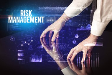 İş adamı dev ekrana dokunuyor