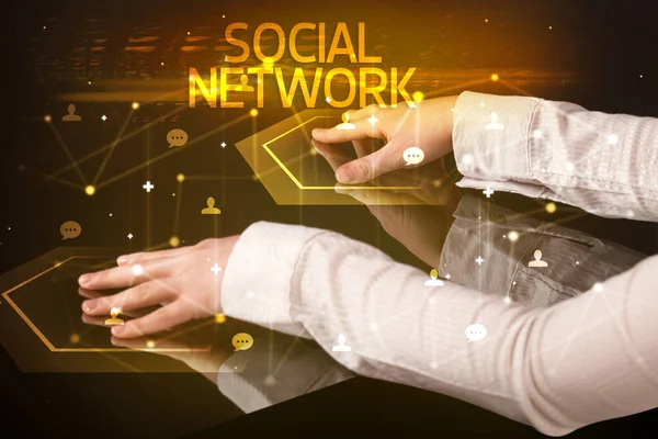Sosyal simgelerle sosyal ağlarda gezinme — Stok fotoğraf