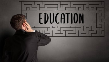 İş adamı labirent çiziyor