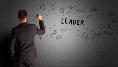 İş adamı yaratıcı bir fikir çiziyor.