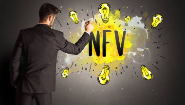 Adam renkli ampul çiziyor.