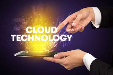 Yazılı dokunmatik ekranın yakın plan görüntüsü