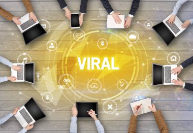 Bir grup insan toplantı yapıyor.