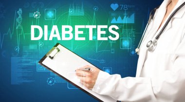 Genç doktor notlar yazıyor.