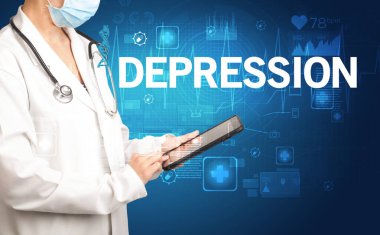 Genç doktor notlar yazıyor.