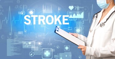 Genç doktor notlar yazıyor.