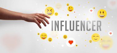 Sosyal medya kavramına işaret eden kırpılmış ellerin yakın çekimi