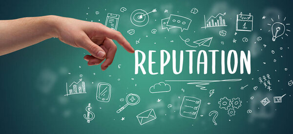 Крупный план обрезанной руки, указывающий на деловую надпись