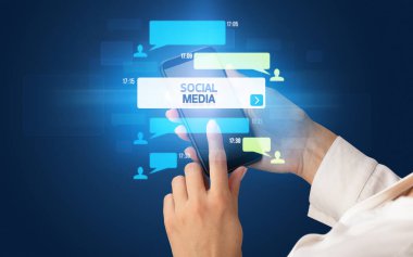 Sosyal medya kavramına sahip akıllı telefon kullanımı