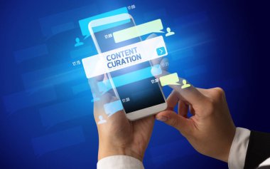 Sosyal medya kavramına sahip akıllı telefon kullanımı