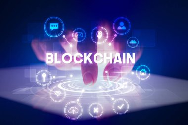 Web teknolojisi simgeleriyle tablete dokunmak