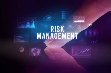 İş grafikleri ve simgeler konseptiyle tablete dokunmak