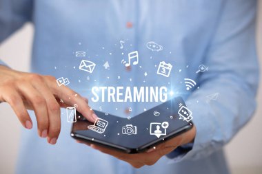 Katlanabilir akıllı telefonu olan bir iş adamı, sosyal medya kavramı