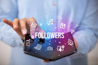 Katlanabilir akıllı telefonu olan bir iş adamı, sosyal medya kavramı