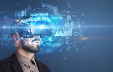 İş adamı VR gözlüklerinden bakıyor.