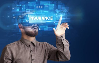 Sanal Gerçeklik gözlükleriyle bakan iş adamı